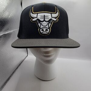 Mitchell & Ness gold,black,gray Bulls hat nostalgia Co. Philadelphia PA